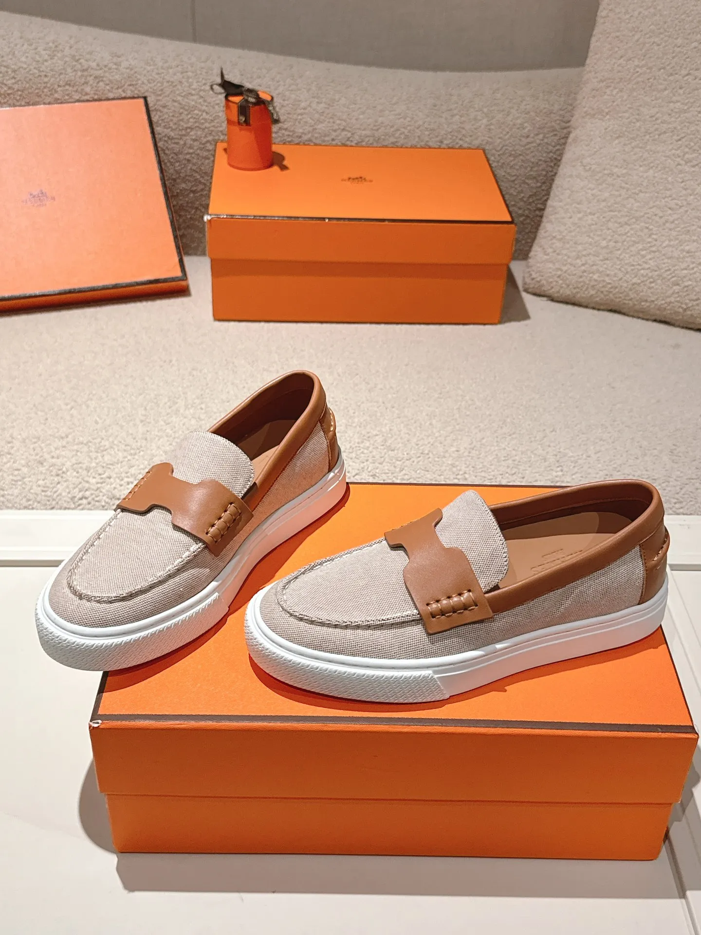 Men's men's shoes P620! Hermes# Thick Sole Couple Loafers These lace-up free sneakers in calfskin and washed denim feature signature "H" details. The design is simple and smooth, creating a fashionable urban look. It is comfortable and versatile. H family classics are not outdated, and the delivery counter is beautifully packaged🛍📦 Fabric: Original customized washed denim/first-layer cowhide Lining: Imported soft sheepskin Sole: Original open-molded anti-slip TPU material Size: 35-45
